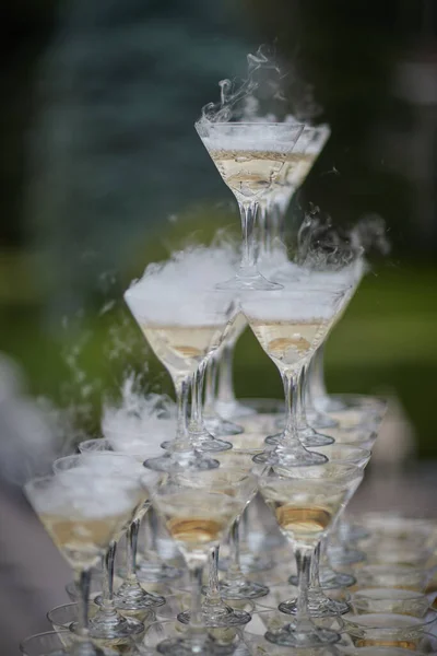 Sok pezsgős szemüveg az esküvői asztalon. — Stock Fotó