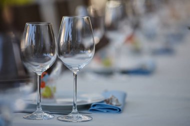 Mavi gölgeli güzel düğün masası.