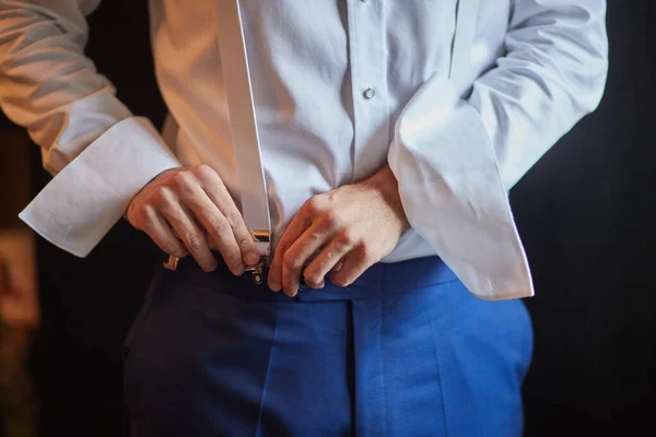 The groom puts on his wedding suit — Stock Photo, Image