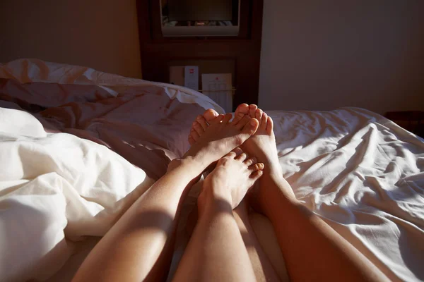 Casal encontra-se na cama no quarto de hotel Fotos De Bancos De Imagens