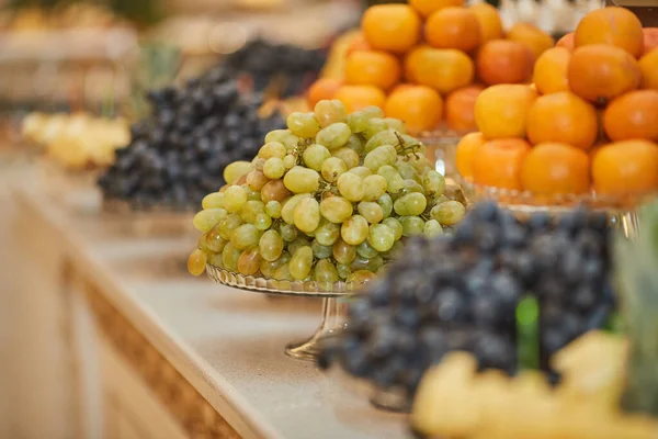 뷔페 식탁에 놓인 다양 한 과일 과 과일 디저트 스톡 이미지