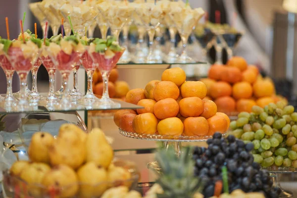 Varios postres de frutas y frutas en una mesa buffet —  Fotos de Stock