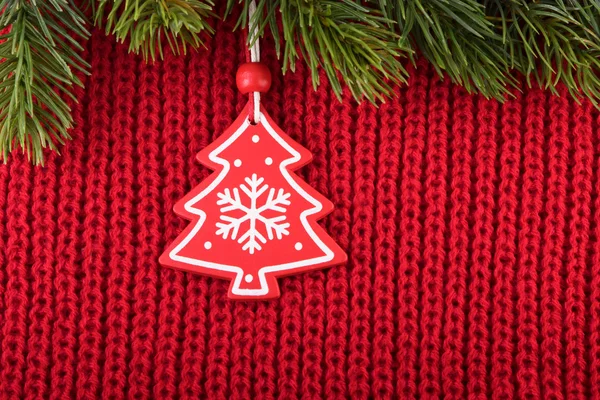 Decoração de árvore de Natal em fundo de lã vermelha em um estilo de fazenda — Fotografia de Stock