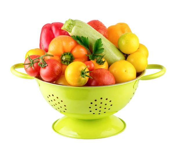 Grünes Sieb mit frischem Gemüse veganes Kochkonzept — Stockfoto