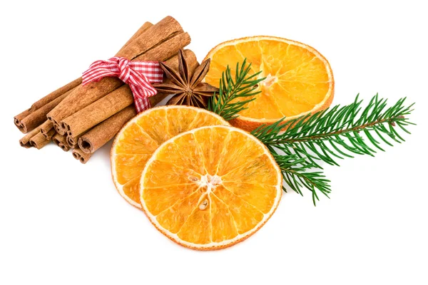 Especias navideñas con palitos de canela y rodajas de naranja secas en blanco —  Fotos de Stock