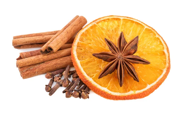 Decoración de especias navideñas. La canela pega clavos y rodajas de naranja en blanco . —  Fotos de Stock