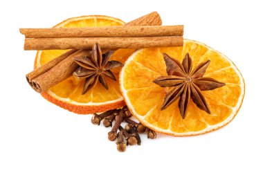 Karanfil ve tarçın ile kurutulmuş portakal dilimleri. Geleneksel Noel baharat beyaz izole
