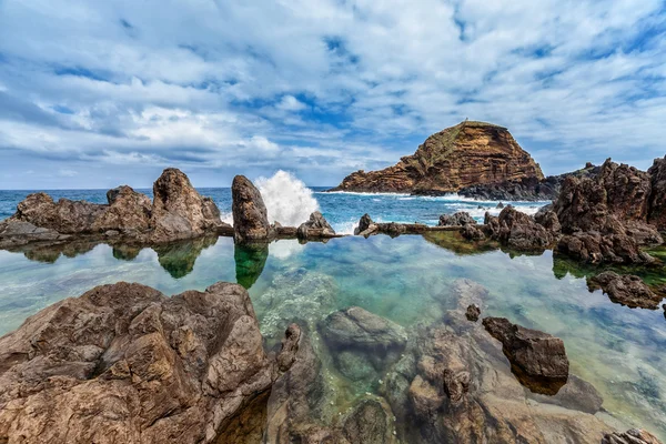 Lawa skał wulkanicznych basenów naturalnych w Porto Moniz, Madera, Portugalia. — Zdjęcie stockowe