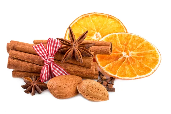 Especias navideñas canela anís clavo almendras frutos secos naranja aislado en blanco —  Fotos de Stock