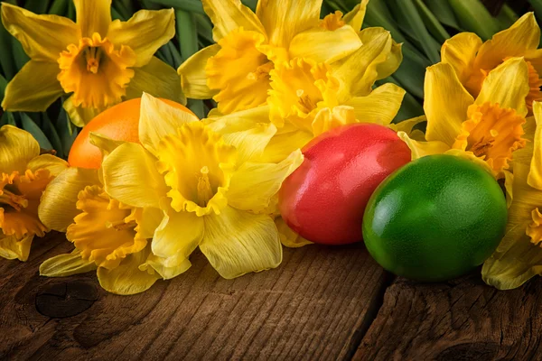 Flores de daffodil com ovo de Páscoa — Fotografia de Stock