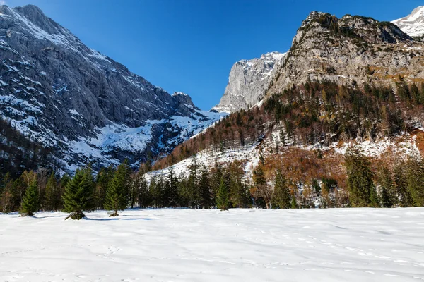 Alpen landschap met sneeuw bedekte bergen in de late herfst seizoen — Stockfoto