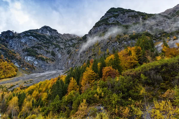 Herfst kleurrijke herfst bomen hooggebergte landschap in de Alpen. Oostenrijk, Tirol — Stockfoto