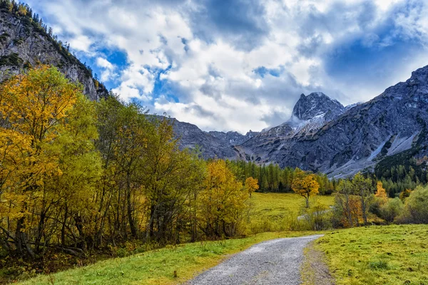 Camino a través del paisaje montañoso de otoño en los Alpes, Austria, Tirol — Foto de Stock