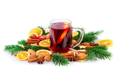 Noel baharat ve beyaz köknar dalı ile mulled şarap
