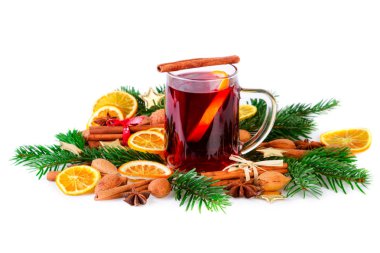 Noel baharat beyaz üzerinde mulled şarap şenlikli süslenmiş