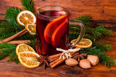 Noel kış baharat koyu ahşap arka plan üzerinde şarap mulled