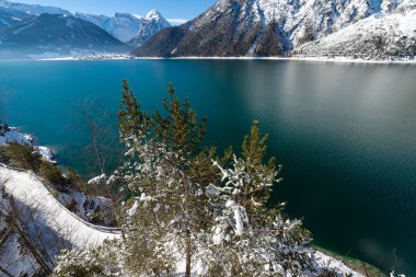 Dağ gölü görünümü Kar manzarası Alpler, Avusturya, Achensee, Tirol