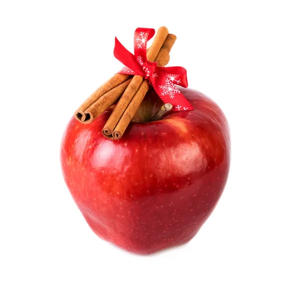 Rött äpple med kanel pinnar på vit bakgrund — Stockfoto