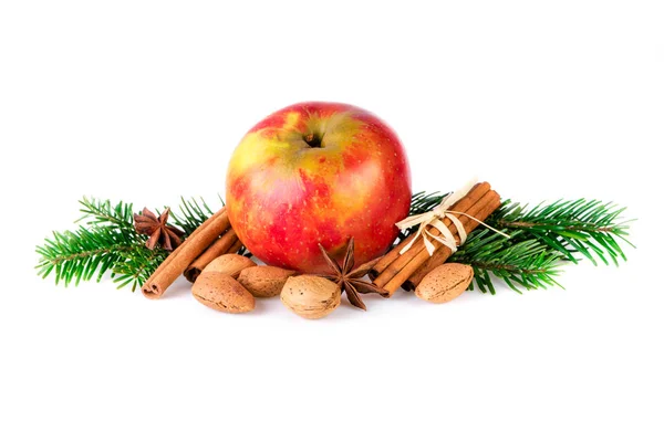 Rött äpple inredda med jul kryddor och fir gren. Christmas apple inredning lantlig stil — Stockfoto