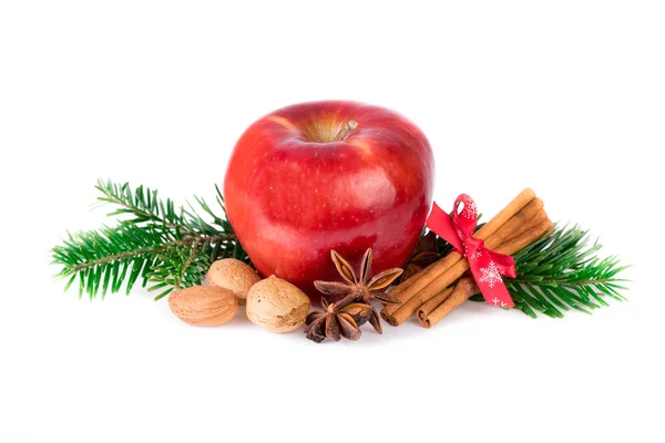 Manzana roja con especias navideñas sobre blanco. Manzana naturaleza muerta rústica — Foto de Stock