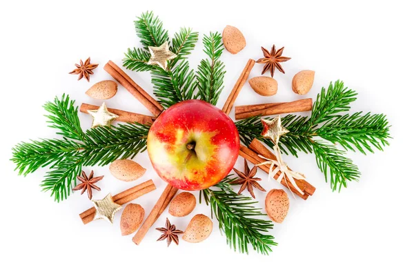 Weihnachtskomposition mit rotem Apfel und aromatischen Gewürzen auf weißem Hintergrund. Draufsicht, Sicht von oben — Stockfoto