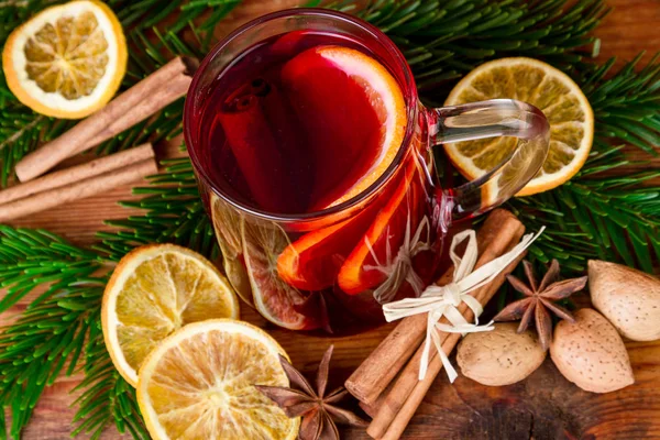 Vino caliente de Navidad con especias sobre fondo de madera. Vista superior . — Foto de Stock