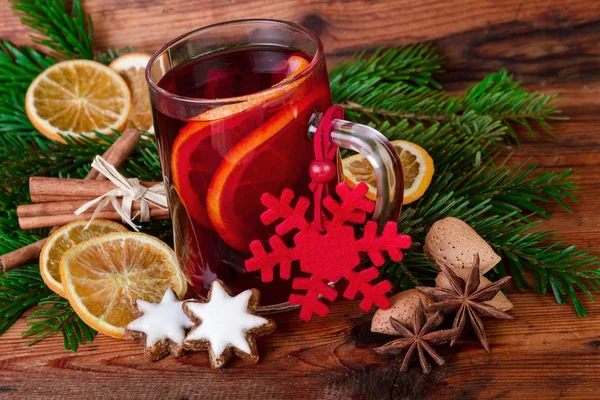 Vin brulè Natale decorato in stile vintage — Foto Stock