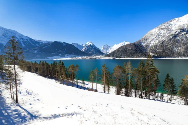 Idylické snow krajina s horské jezero, Achenlake, Achensee, Rakousko, Tyrolsko — Stock fotografie