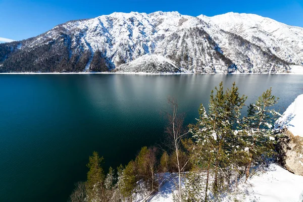 Góry jezioro krajobraz śniegu w Alpach, Austria, Achensee, Tirol — Zdjęcie stockowe