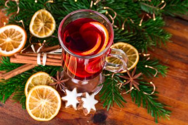 rustik arka plan üzerinde mulled şarap