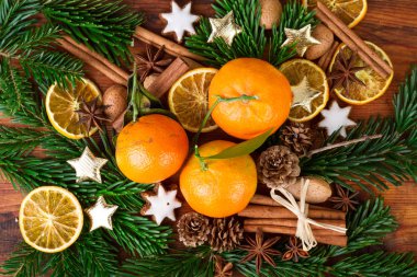 Mandalina meyve ve baharat üstten görünüm ile Noel kompozisyon