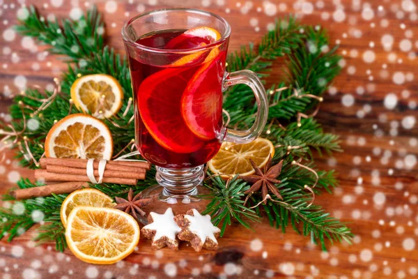 Bicchiere di vin brulè con decorazione festiva — Foto Stock