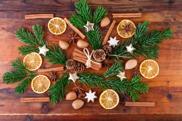Specerijen Kerststuk op rustieke houten achtergrond — Stockfoto