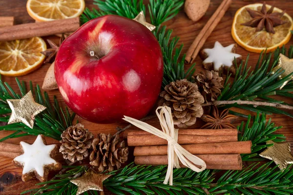 Manzana roja de Navidad con especias de invierno primer plano — Foto de Stock