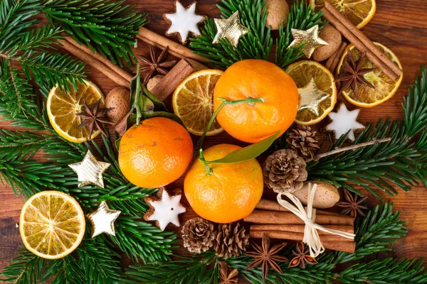Mandalina meyve ve baharat üstten görünüm ile Noel kompozisyon — Stok fotoğraf