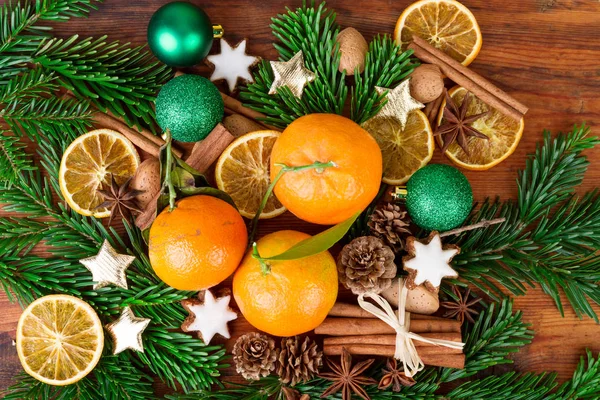 Tangerines fruits christmas decoration with fir branch and spices — Stock Photo, Image