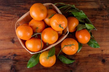 Mandalina mandalina ahşap masa üstü üzerinde göster
