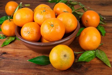 Kahverengi seramik kase closeup mandalina