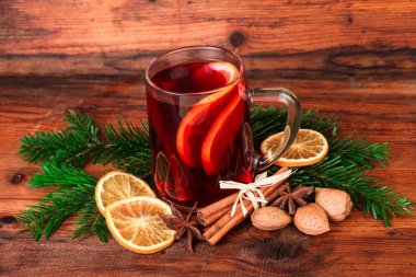 chritsmas baharat koyu renkli ahşap üzerinde mulled şarap