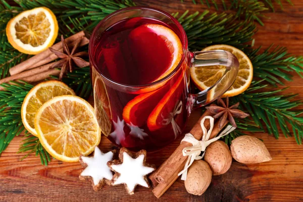 Vánoční punč, svařené víno rustikální výzdobu pohled shora — Stock fotografie