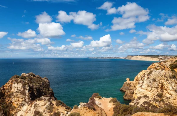 Costa del Algarve cerca de Ponta da Piedade, Lagos, Portugal —  Fotos de Stock