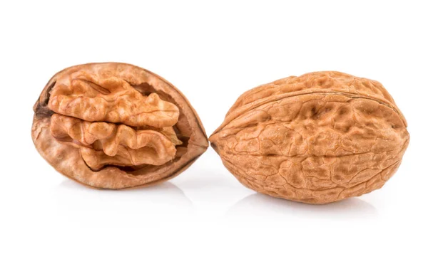 Izolované ořech dvě půlky vlašských ořechů izolovaných na bílém pozadí — Stock fotografie