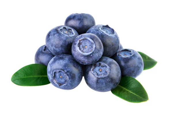 Stapel von Blaubeeren isoliert auf weiß mit Schnittpfad — Stockfoto