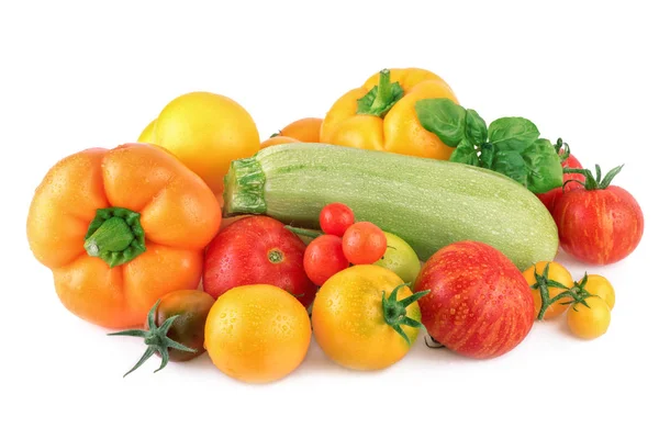 Verschiedene Arten von frischem Gemüse Tomaten Paprika Zucchini isoliert auf weiß — Stockfoto