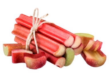 Ravent dilim dilim beyaz izole kes. Taze ekşi ravent sebze üzerinde beyaz