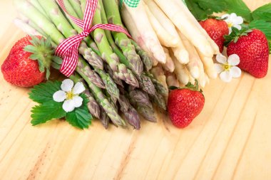 Kuşkonmaz taze yeşil ve beyaz kuşkonmaz çilek retro dekorasyonu ile