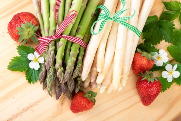 Çilek çiftlik evi stili ile taze yeşil ve beyaz kuşkonmaz kuşkonmaz üst görüntülemek