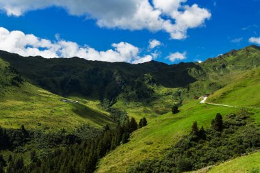 Avusturya Alpleri 'ndeki Zillertal anayolu boyunca uzanan dağ manzarası. Zillertaler Hoehenstrasse, Avusturya, Tyrol, Tirol