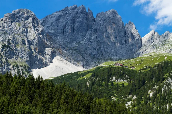 Oostenrijkse berglandschap. Uitzicht op Kaiser bergen. Oostenrijk, Tirol, Wilder Kaiser, Gruttenhuette — Stockfoto