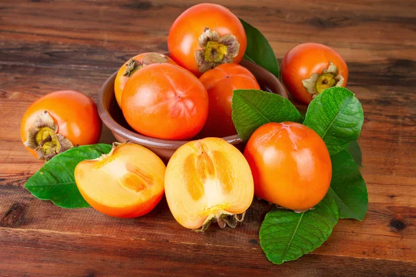 Kaki meyve olgun persimons eski ahşap zemin üzerine